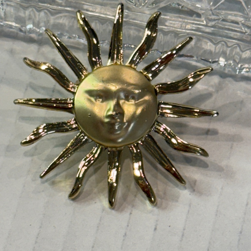 Celestial Gold-Tone Sun Face Brooch – Radiant Cosmic Statement Pin
